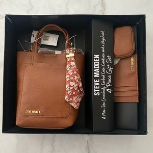 Steve Madden Crossbody Gift Set